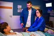 Nico Şahin (Caspar Boecken, l.) kämpft um sein Leben; seine Eltern Dr. Tarik Şahin (Nicolas Fethi Türksever, M.) und Elin Şahin (Céline Yildirim, r.) sind besorgt. Nico Şahin (Caspar Boecken, l.) kämpft um sein Leben; seine Eltern Dr. Tarik Şahin (Nicolas Fethi Türksever, M.) und Elin Şahin (Céline Yildirim, r.) sind besorgt.