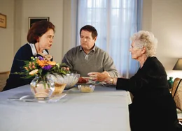 Die Herbstzeitlosen Pfarrersfamilie: Lilian Naef als Vreni, Hanspeter M&uuml;ller-Drossaart als Walter, Stephanie Glaser als Martha Jost