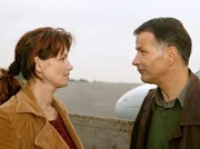 MDR Fernsehen IN ALLER FREUNDSCHAFT FOLGE 250, "Eine Frage der Menschlichkeit". Roland Heilmann (Thomas R&uuml;hmann) fliegt in den Kosovo, um dort medizinische Ger&auml;te zu spenden. Dort wird er von Dunja Batisz (Sabine Vitua) empfangen, die f&uuml;r eine Organisation f&uuml;r Wiederaufbau arbeitet.