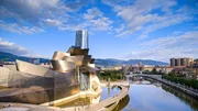 Wahrzeichen und Besucher-Magnet: Ein einziges Geb&auml;ude, das Guggenheim-Museum, hat Bilbao weltweit ber&uuml;hmt gemacht. Dieses Ph&auml;nomen wird seither &bdquo;Bilbao-Effekt&ldquo; genannt.