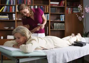 Lilo hat Probleme damit, sich von der netten Physiotherapeutin Silke verw&ouml;hnen zu lassen.