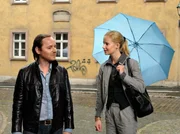 Die unbekannte Tote hatte ein au&szlig;ergew&ouml;hnliches Tattoo. Hauptkommissar Haller und seine Kollegin Birgit Sacher sind auf dem Weg zu einem Professor, der das r&auml;tselhafte Motiv m&ouml;glicherweise entschl&uuml;sseln kann.