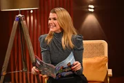 Anke Engelke mit einer speziellen Fernsehzeitschrift im Set der &Uuml;berraschungsshow "Welke & Pastewka - Wiedersehen macht Freude!"