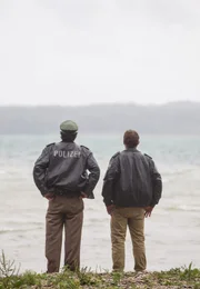 Hubert (Christian Tramitz, rechts) und Staller (Helmfried von L&uuml;ttichau) blicken auf den See hinaus.