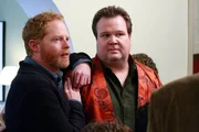 Mitchell (Jesse Tyler Ferguson, li.) und Cameron (Eric Stonestreet) hoffen, dass Familienoberhaupt Jay positiv auf die Adoption von Lily reagiert. Mitchell (Jesse Tyler Ferguson, li.) und Cameron (Eric Stonestreet) hoffen, dass Familienoberhaupt Jay positiv auf die Adoption von Lily reagiert.