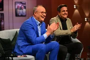 Oliver Welke (l.) und Bastian Pastewka (r.) freuen sich &uuml;ber einen Clip in ihrer &Uuml;berraschungsshow 'Welke & Pastewka - Wiedersehen macht Freude!'.
