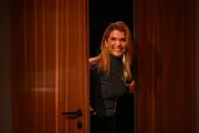 Anke Engelke kommt durch eine T&uuml;r ins Studio der &Uuml;berraschungsshow "Welke & Pastewka - Wiedersehen macht Freude!".