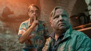 L-R: Prof. Karl-Friedrich Boerne (Jan Josef Liefers) und Kommissar Frank Thiel (Axel Prahl) h&ouml;ren aus Ihrem Versteck im Keller, wie sich Frau Mann und Herr Muster auf ihrer Suche immer weiter vorarbeiten.