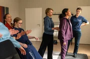 Aufgrund der j&uuml;ngsten Ereignisse hat Sarah Marquardt einen Selbstverteidigungskurs organisiert. Obwohl ihre OP noch nicht lange her ist, nimmt auch Dr. Lucia B&ouml;hm (Vanessa Rottenburg, 2.v.re.) daran teil. Doch bei der Vertrauens-&Uuml;bung scheitert sie. Sie kann sich nicht fallen lassen. v.li.:Arzu Ritter (Arzu Bazman); Komparsin, Dr. Ina Schulte (Isabell Gerschke); Dr. Lucia B&ouml;hm (Vanessa Rottenburg); Nele Garbow (Laura Louisa Garde)
