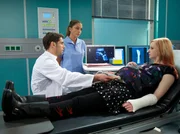 Die 16j&auml;hrige Sina Seitz (Lilli Fichtner, re.) wird mit einer Handverletzung in die Sachsenklinik eingeliefert. Da sie hochschwanger ist, &uuml;bernimmt Dr. Niklas Ahrend (Roy Peter Link, li.) die Behandlung. Schwester Arzu (Arzu Bazman, mi.), die den ersten praktischen Tag ihrer Hebammenausbildung bei Niklas absolviert, unterst&uuml;tzt ihn. Mit Sinas Baby ist alles in Ordnung, doch die Geburt l&auml;sst nicht mehr lange auf sich warten.