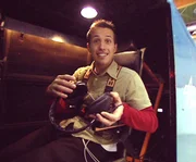 Willi Weitzel in einer Zentrifuge im ESA-Trainingszentrum in K&ouml;ln, der Ausbildungsst&auml;tte f&uuml;r zuk&uuml;nftige Sternenfahrer. Hier trifft er auch den echten Astronauten Dr. Reinhold Ewald.