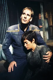 Einfühlsam kümmert sich Captain Archer (Scott Bakula, l.) um die verwundete T’Pol (Jolene Blalock, r.). Einfühlsam kümmert sich Captain Archer (Scott Bakula, l.) um die verwundete T’Pol (Jolene Blalock, r.).
