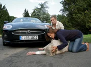 Mona (Angela Roy, Mitte) hilft Lilo (Gerlinde Locker), die versehentlich von Sophia (Susanne Schäfer) überfahren wurde. Mona (Angela Roy, Mitte) hilft Lilo (Gerlinde Locker), die versehentlich von Sophia (Susanne Schäfer) überfahren wurde.
