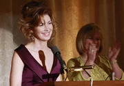 Katherine (Dana Delany, l.) &uuml;bergibt den Founder's Award &ndash; zum &Auml;rger von Bree ...