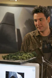 Lily steckt in einer Sinnkrise. Auf der Suche nach ihrer Bestimmung probiert sie die verschiedensten Berufe aus und landet schließlich als Kellnerin in einem hawaiianischen Restaurant. Weil es ihr dort auch nicht gefällt, beschafft ihr Ted (Josh Radnor) kurzerhand einen Job in seinem Architekturbüro ... Lily steckt in einer Sinnkrise. Auf der Suche nach ihrer Bestimmung probiert sie die verschiedensten Berufe aus und landet schließlich als Kellnerin in einem hawaiianischen Restaurant. Weil es ihr dort auch nicht gefällt, beschafft ihr Ted (Josh Radnor) kurzerhand einen Job in seinem Architekturbüro ...