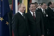 SRF school: Putins Oligarchen - Die Eroberung des Westens; Der russische Präsident Wladimir Putin und der ehemalige deutsche Bundeskanzler Gerhard Schröder SRF school: Putins Oligarchen - Die Eroberung des Westens; Der russische Präsident Wladimir Putin und der ehemalige deutsche Bundeskanzler Gerhard Schröder