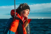 Das Expeditionsteam Gr&ouml;nland - Auf hoher See, Folge 2; Naomie B&uuml;rki auf dem Segelschiff; SRF DOK