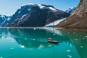 Das Expeditionsteam Gr&ouml;nland - In mystischen Fjorden, Folge 5; Schiff in Fjord