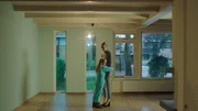 Das Haus ist leer und Irma (Elisa Beuger, re.) stellt fest, dass sie ihre ganzen Sachen vermisst. Das Haus ist leer und Irma (Elisa Beuger, re.) stellt fest, dass sie ihre ganzen Sachen vermisst.