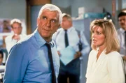 Polizeileutnant Frank Drebin (Leslie Nielsen, vorne li.) verliebt sich unsterblich in die Verd&auml;chtige Jane (Priscilla Presley, vorne re.) ...