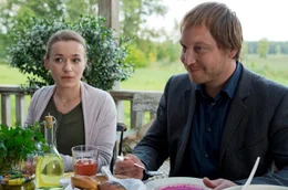 Das junge Gl&uuml;ck: Rozas Tochter Ewa (Kasia Borek) und der k&uuml;nftige Schwiegersohn Florian (Thilo Prothmann).