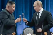 Wladimir Putin (re.) bei einem Treffen mit Kim Jong Un (li.)