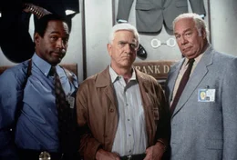 Nordberg (O. J. Simpson, l.) und Captain Hocken (George Kennedy, r.) k&ouml;nnen Frank (Leslie Nielsen, M.) &uuml;berreden, ein letztes Mal f&uuml;r die Polizei zu arbeiten. Gemeinsam planen sie einen spektakul&auml;ren Undercover-Einsatz ...