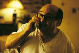 Mit polternd aufdringlichem Optimismus nervt sein Agent Harvey (Danny DeVito) den ungl&uuml;cklichen Comedy-Autor Jerry.