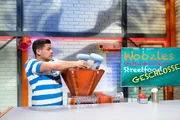 Willkommen im Woozle Goozle Kochstudio! Sim&oacute;n (li.) ist von Woozles Geheimso&szlig;e 3001 begeistert. Aber mit ihrem neuen Imbiss haben Woozle (re.) und Sim&oacute;n sich vielleicht ein bisschen &uuml;bernommen.