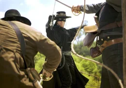 En Garde, Muchachos! Zorro (Antonio Banderas, M.), der R&auml;cher der Entrechteten, ist zur&uuml;ck! Im Jahr 1850 steht Kalifornien kurz davor, zum 31. Bundesstaat der USA zu werden - ein politischer Plan, den die skrupellosen Mitglieder einer mysteri&ouml;sen Gemeinschaft mit allen Mitteln verhindern wollen ...