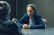 Sarah (Caroline Dhavernas, re.) gibt ihre Aussage zu Protokoll, doch die Abl&auml;ufe in der Mordnacht werfen Fragen auf.
