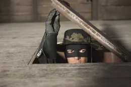Zorro (Antonio Banderas) hat alle H&auml;nde voll zu tun: Er muss seinen kalifornischen Landsleuten zu Hilfe eilen, den korrupten McGivens stoppen und auch zu Hause tr&auml;gt der aufrechte Held einen schwierigen Kampf aus ...
