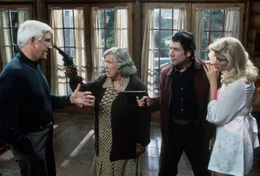 Zwischen Frank (Leslie Nielsen, l.), Muriel (Kathleen Freeman, 2.v.l.), Rocco (Fred Ward, 2.v.r.) und Tanya (Anna Nicole Smith, r.) kommt es zu einem furiosen Finale ...
