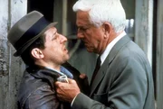 Er hat seine Informanten &uuml;berall: Polizeileutnant Frank Drebin (Leslie Nielsen, r.) bei der Arbeit.