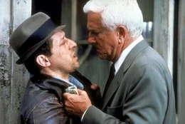 Er hat seine Informanten &uuml;berall: Polizeileutnant Frank Drebin (Leslie Nielsen, r.) bei der Arbeit.