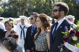 Taya (Sienna Miller),  Chris Kyle (Bradley Cooper)