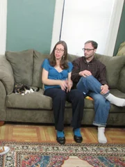 Jackson Galaxy talking to the cat's owners in their home. Jackson Galaxy talking to the cat's owners in their home.