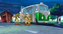 Die Polizei ist Werner und seinen Freunden dicht auf den Fersen. Das Trio hat ein Auto geklaut, um weiter in Richtung Strand zu d&uuml;sen.