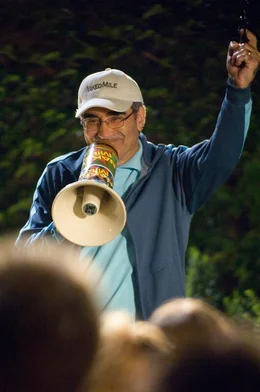 Let it beginn! Ganz traditionell gibt Noah Levenstein (Eugene Levy) die "nackte Meile" frei ...