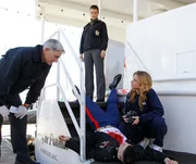 Marine First Lieutenant Jeremy Nolan (Wes Brown, liegend) wird an Bord eines Dinner-Schiffes, wo man seine Heimkehr aus Afghanistan feiert, erschossen. Gibbs (Mark Harmon, l.), Ziva (Cote de Pablo, M.) und Agent Abigail Borin (Diane Neal, r.) beginnen sofort mit den Ermittlungen ...