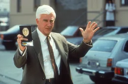 Wo Frank Drebin (Leslie Nielsen) auftaucht, regiert das Chaos ...