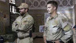 Chris Kyle (Bradley Cooper, li.) und Marc Lee (Luke Grimes)