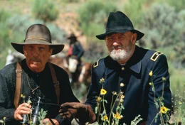 Wohl wissend, dass er keiner gerechten Sache dient, verfolgt General Crook (Gene Hackman, rechts) mit Hilfe des F&auml;hrtenlesers Al Sieber (Robert Duvall) den unbeugsamen Geronimo und seine letzten Krieger.