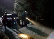 Beeilen sich, um Ducky und Jimmy ausfindig zu machen, die beim Abtransport einer Leiche verschwunden sind: (v.l.n.r.) Ziva (Cote de Pablo), Tony (Michael Weatherly), McGee (Sean Murray) und Gibbs (Mark Harmon) ... Beeilen sich, um Ducky und Jimmy ausfindig zu machen, die beim Abtransport einer Leiche verschwunden sind: (v.l.n.r.) Ziva (Cote de Pablo), Tony (Michael Weatherly), McGee (Sean Murray) und Gibbs (Mark Harmon) ...