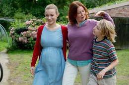 Endlich zuhause! Roza (Lina Wendel) mit ihrer Tochter Ewa (Kasia Borek, li.) und ihrem Enkel Kajetan (Maxim Topyla).