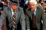 Ed Hocken (George Kennedy, l.) und Frank Drebin (Leslie Nielsen, r.) suchen im weiten Rund des Baseballstadions nach dem Attent&auml;ter ...