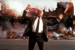 Wo Frank Drebin (Leslie Nielsen) auftaucht, regiert das Chaos ...