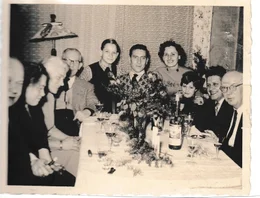 Erste Weihnachtsfeier in Freiheit mit Familie der Schwester und Freunden im Dezember 1955, W. Minkenberg in der Bildmitte.