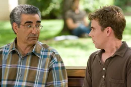 In seiner Verzweiflung sucht Erik (John White, r.) Rat bei Mr. Levenstein (Eugene Levy, l.), so wie es auch Tracy zuvor getan hat ...