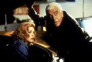 Ein Mann in den besten Jahren - pensionsreif. Frank Drebin (Leslie Nielsen, l.) kehrt, zum gro&szlig;en Leidwesen seiner Frau Jane (Priscilla Presley, r.), als Undercover-Agent zur Polizei zur&uuml;ck.